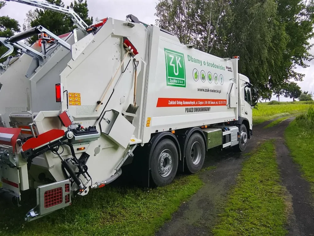 Nowa śmieciarka dwukomorowa Volvo FM w barwach ZUK Świecie