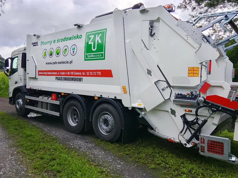 Nowa śmieciarka dwukomorowa Volvo FM w barwach ZUK Świecie