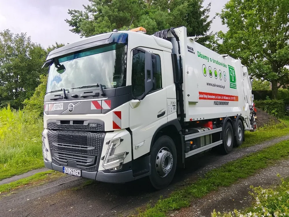 Nowa śmieciarka dwukomorowa Volvo FM w barwach ZUK Świecie