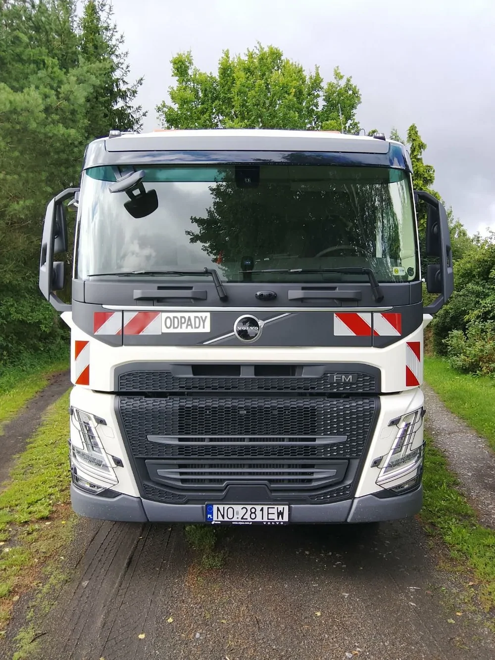 Nowa śmieciarka dwukomorowa Volvo FM w barwach ZUK Świecie